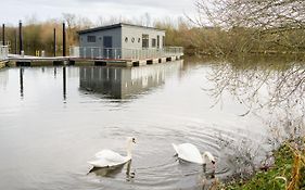 Berth 6 On Upton Lake, Upton-Upon-Severn Home On Water